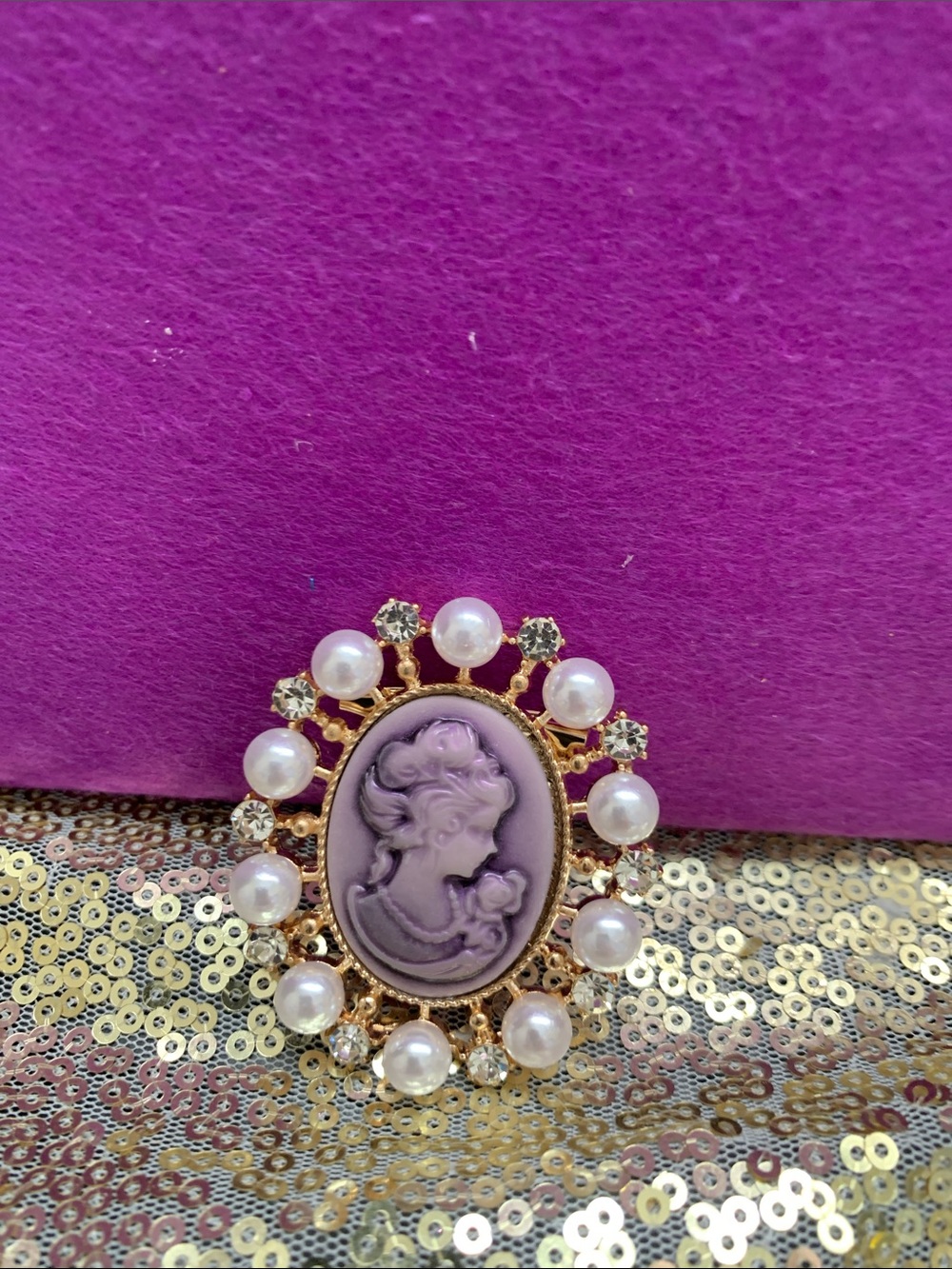 Vintage-Inspired Lavender Cameo Pearl Brooch – Elegant Women’s Jewelry